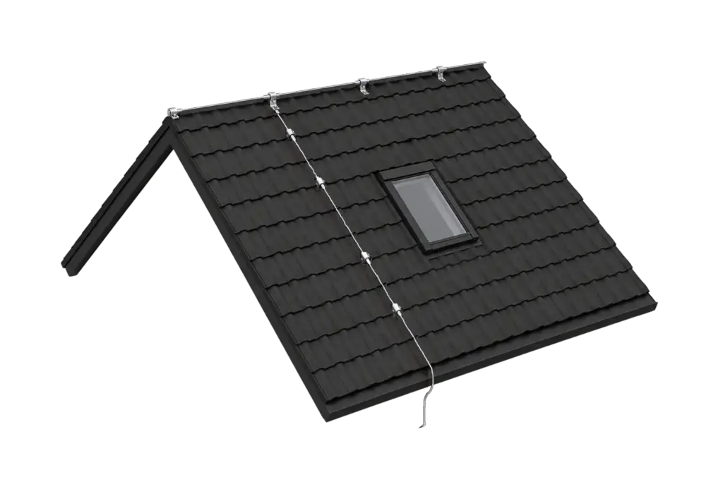 3D-Darstellung: nicht getrenntes Blitzschutzsystem auf einem Steildach mit Firstleitung und Ableitung